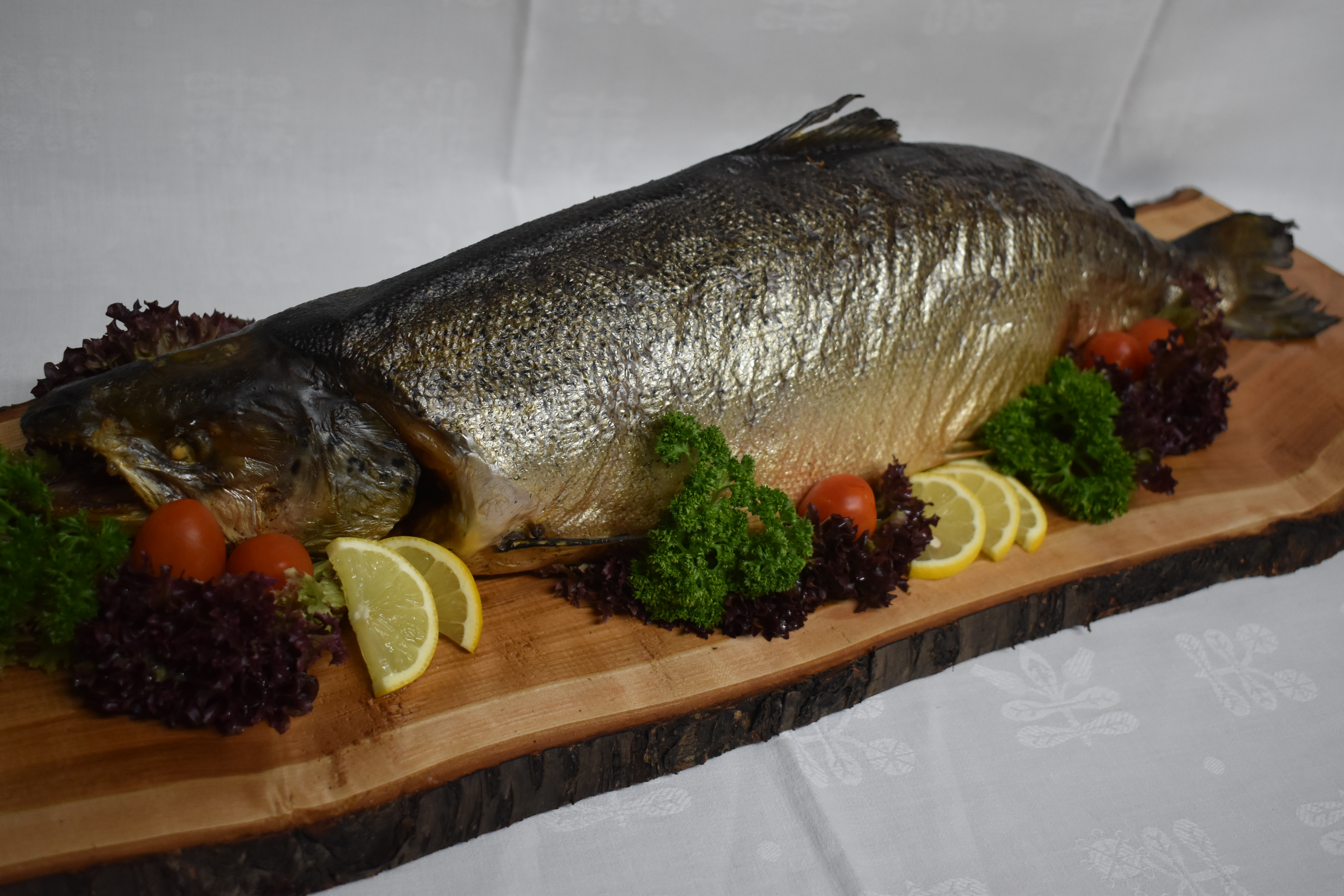 Ganzer geräucherter Norwegischer Lachs 2,5 - 3,0 KG Frischfisch