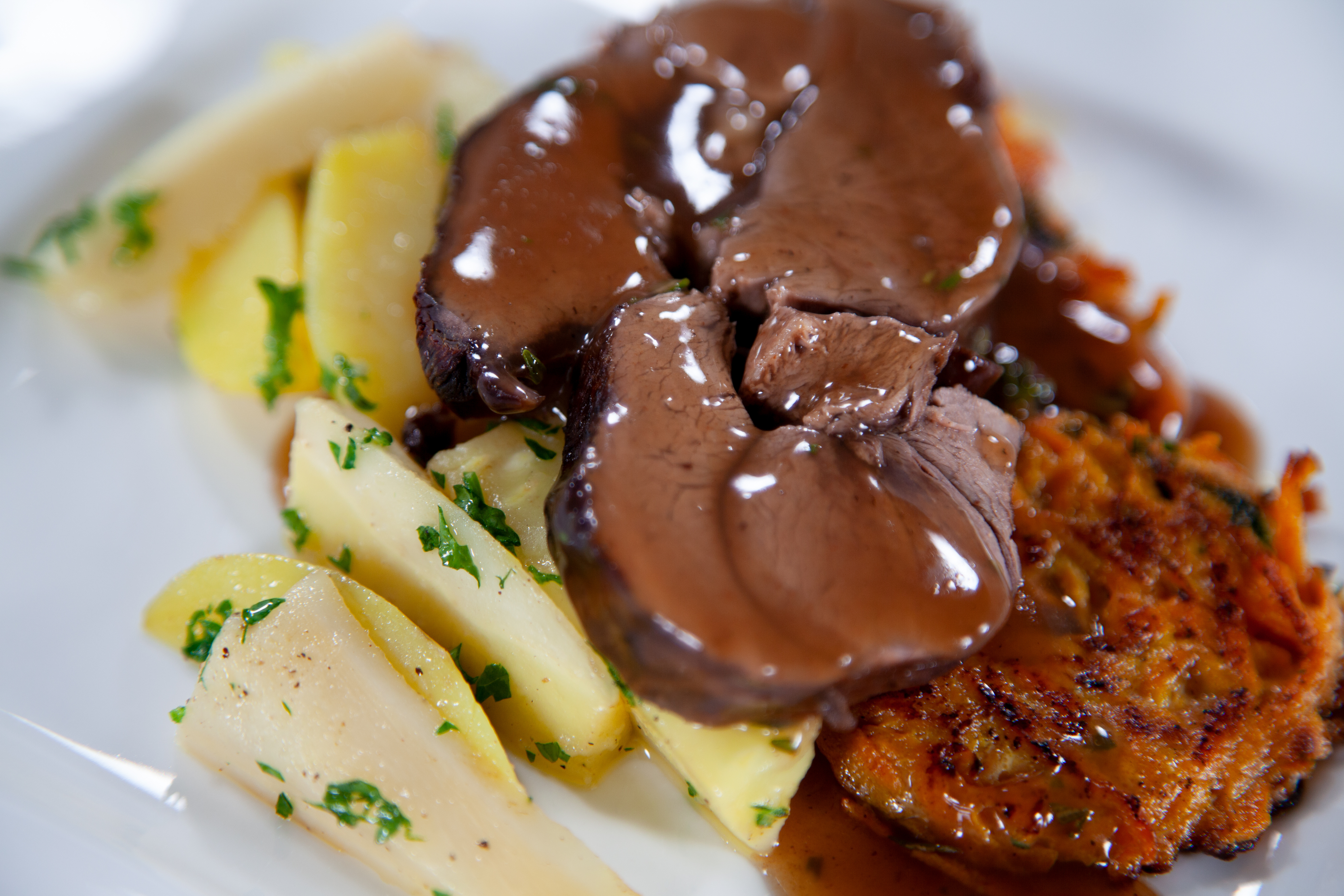 Hirschrollbraten mit Soße Servierfertig  160g (1 Portion ) aus Traditionsküche