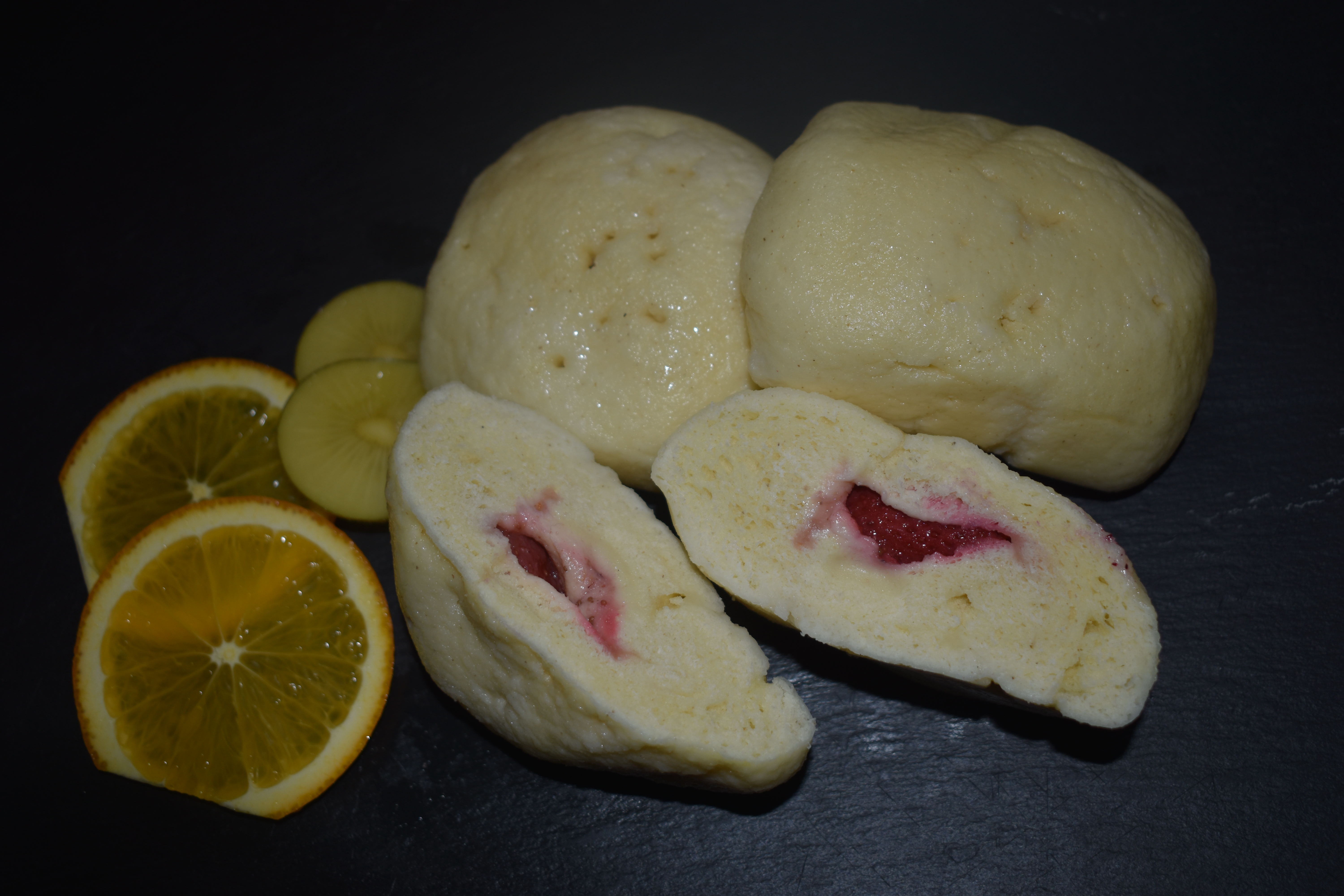 3x Original Böhmische Hefe Knödel gefüllt mit Erdbeere Obstknödel Servierfertig 350g