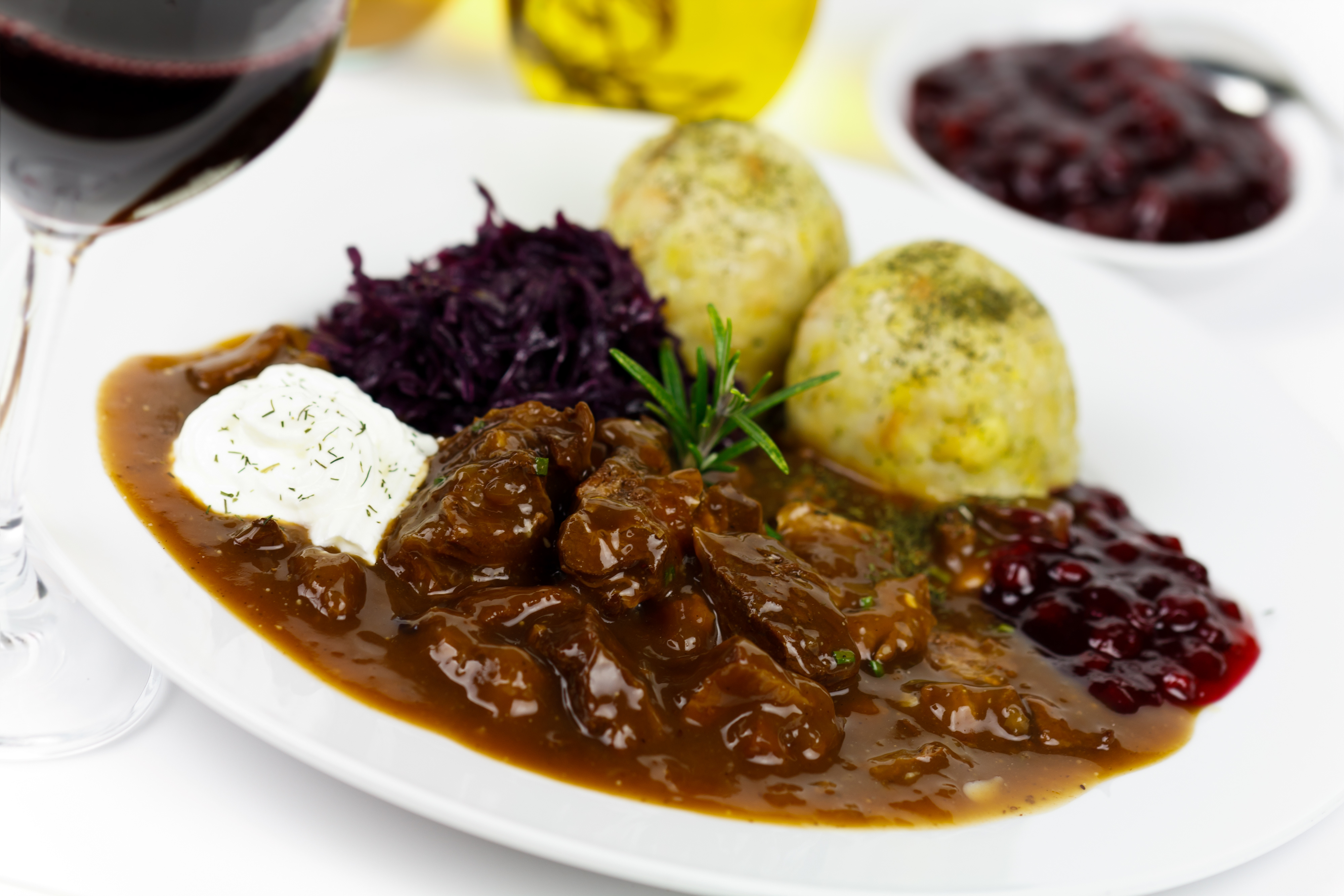 Komplett Menü "Wildgulasch mit Rotkraut und Klößen"  Servierfertig (1 Portion )