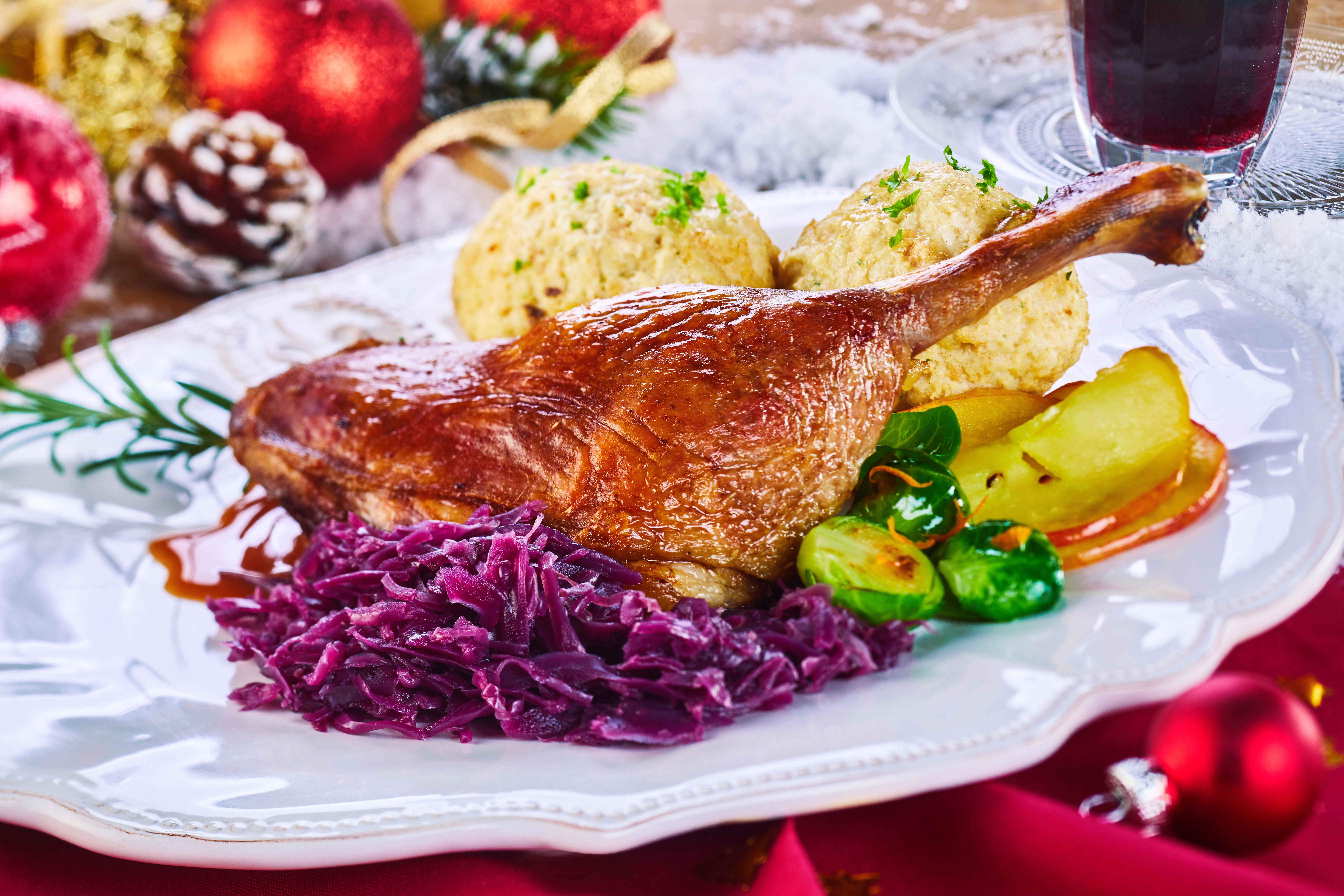Gänsekeule gegart mit Soße Servierfertig aus Traditionsküche Gänsekeule gegart mit Soße Servierfertig aus Traditionsküche